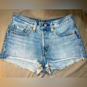 LEVI 501 vintage style shorts. Light wash size W26